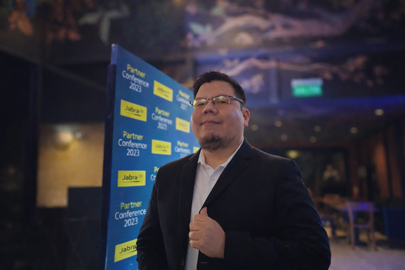 José Ramos Sosa, consultor corporativo en tecnología, en un entorno corporativo y multimarca.